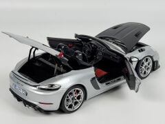 KUTUSUZ - 1/18 NOREV Porsche 718 Spyder RS 2023 Weissach Package GT Silver Metallic - 187270