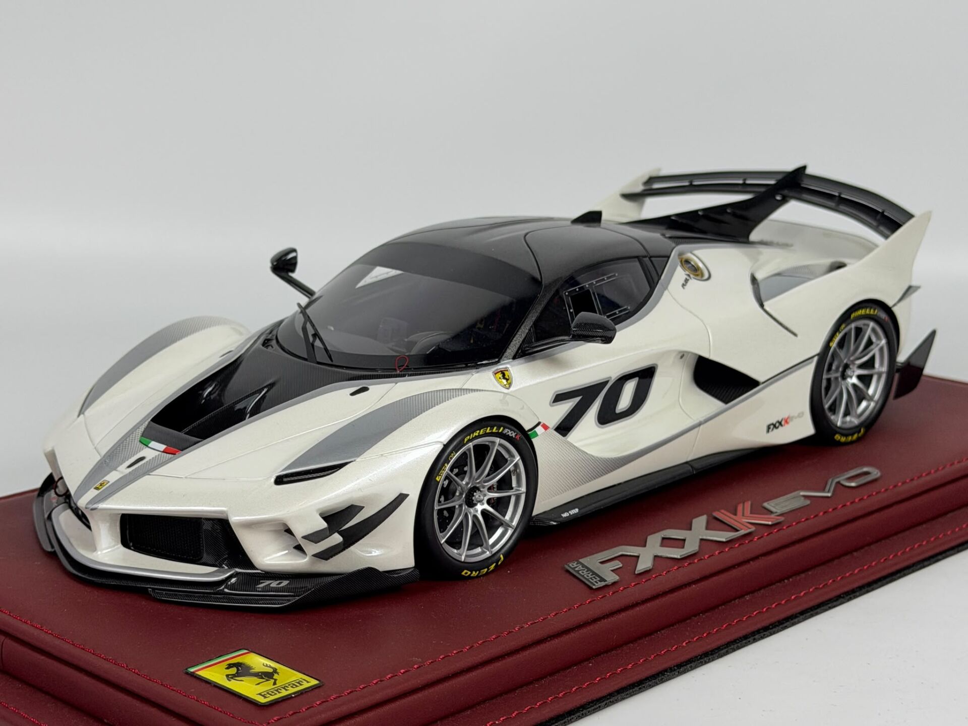 KUTUSUZ - 1/18 BBR Ferrari FXX-Evo Presentation #70 LTD
