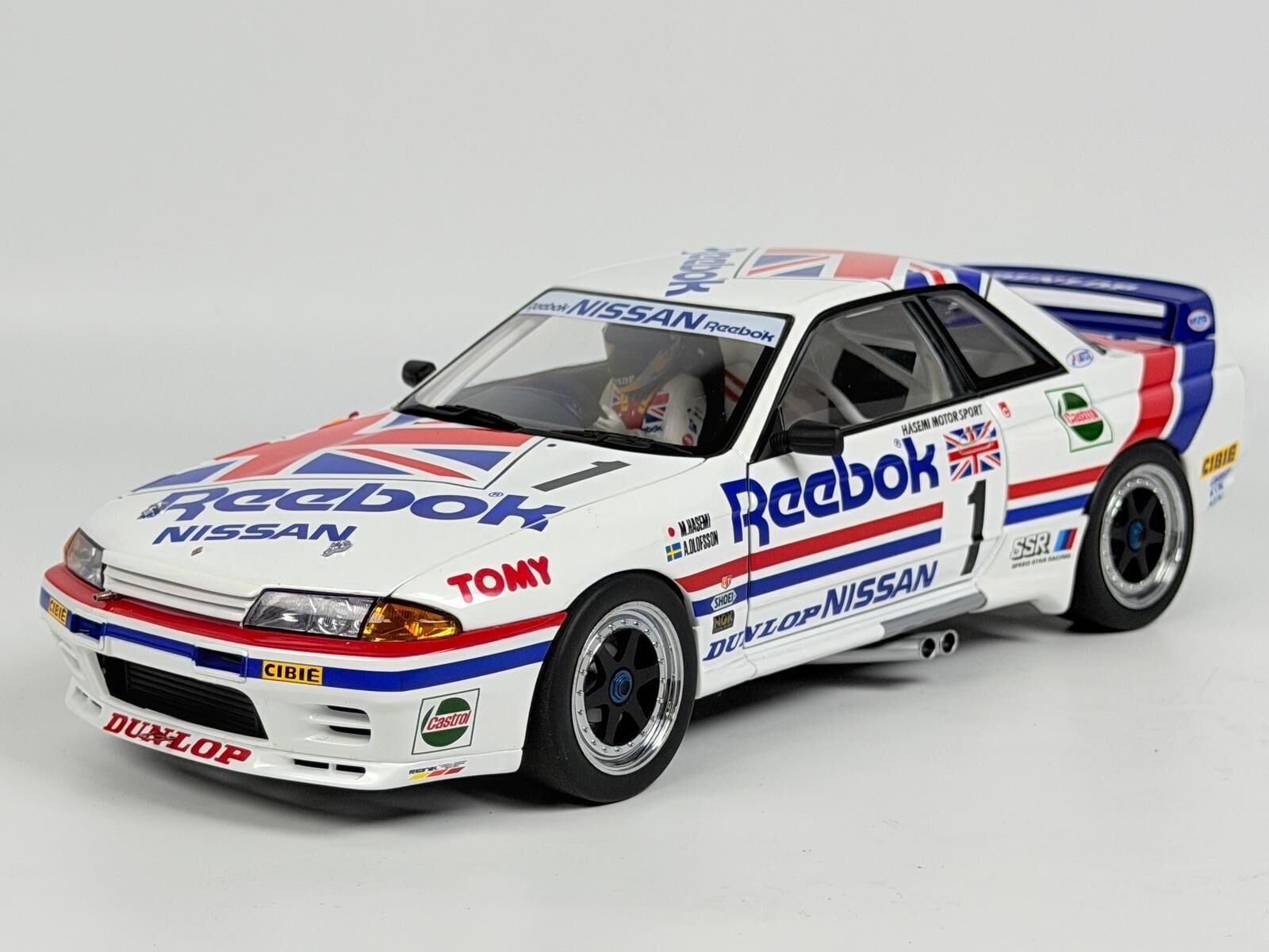 AUTOART - NISSAN - SKYLINE GT-R (R32) TEAM REEBOK N 1 GROUP A 1990 HASEMI - WITH DRIVER FIGURE