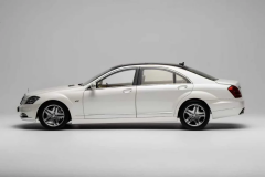 1:18 Motorhelix Mercedes Benz S600L W221 with Extra Engine Limited