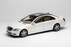 1:18 Motorhelix Mercedes Benz S600L W221 with Extra Engine Limited