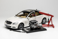 1:18 Motorhelix Mercedes Benz S600L W221 with Extra Engine Limited