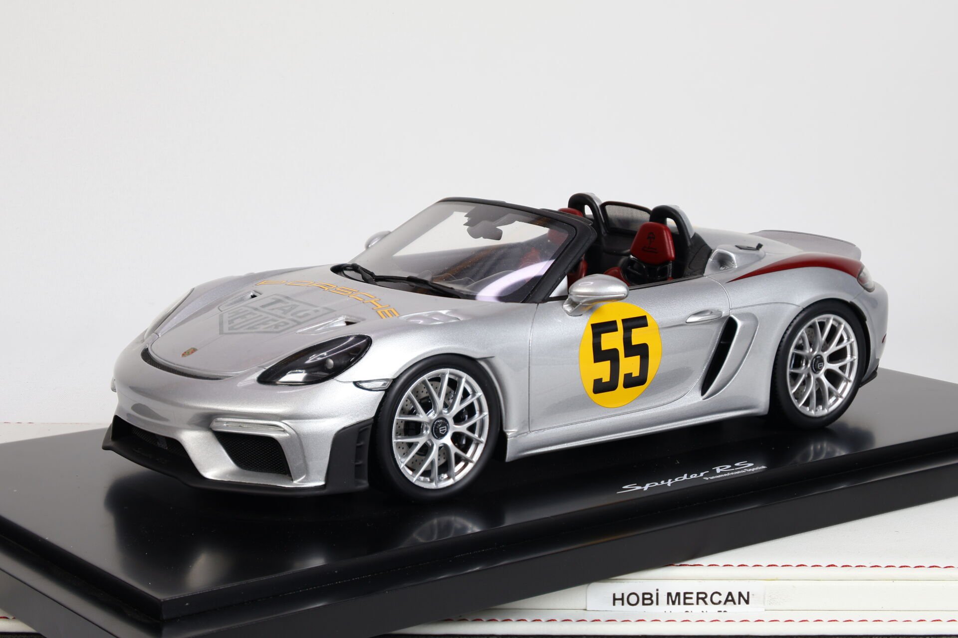 1/18 SPARK-MODEL - PORSCHE - 718 (982) SPIDER RS N 55 TRIBUTE RALLY PANAMERICANA LIVERY 2024 - CON VETRINA - WITH SHOWCASE
