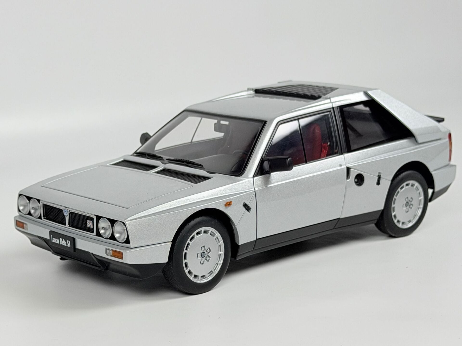 1/18 AUTOart Lancia Delta S4 - 74772