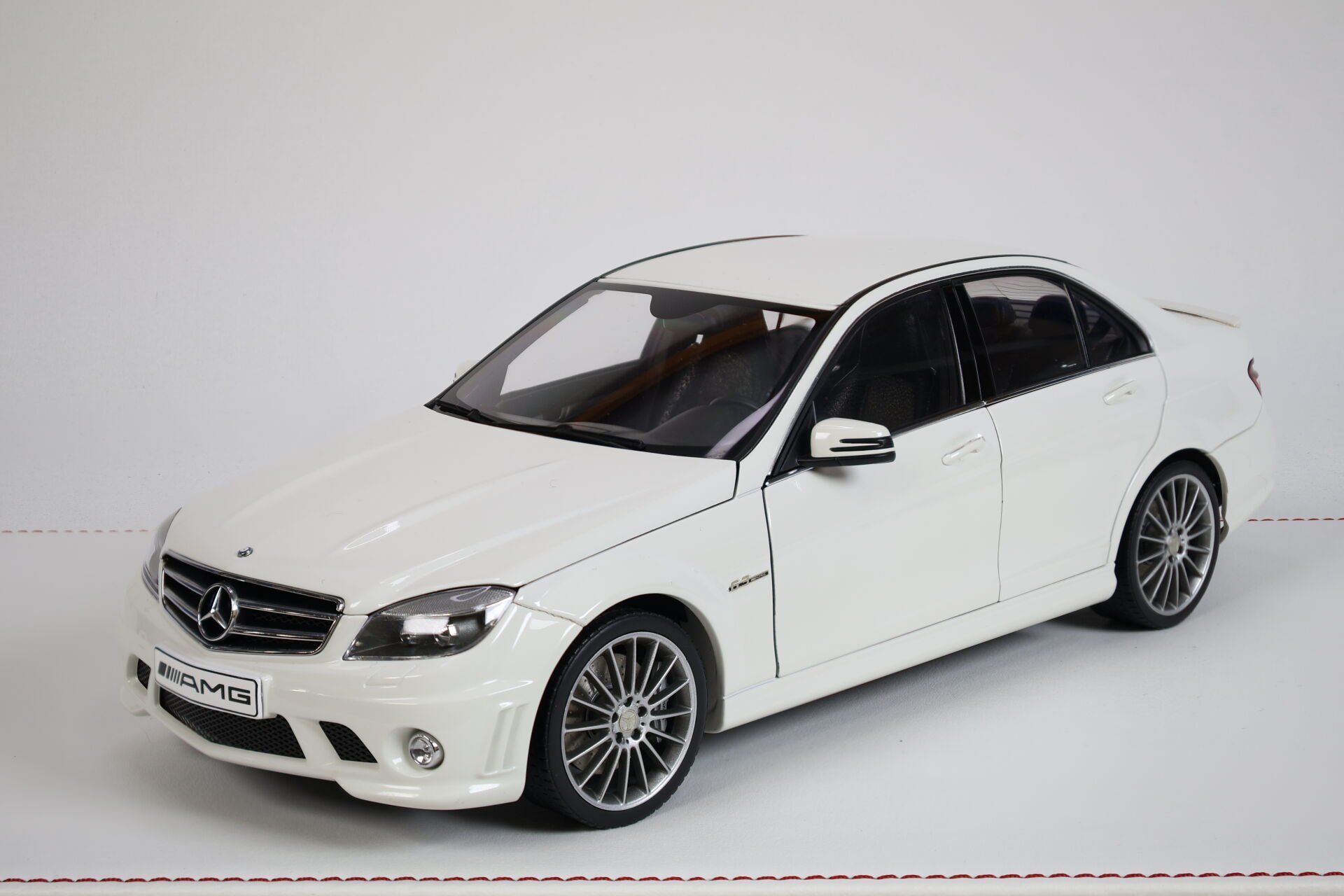 KUTUZU AUTOART - MERCEDES BENZ - C-CLASS C63 AMG 2008 CON SEDILI IN PELLE - WITH LEATHER SEATS