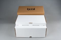 LYRD BOX 1:18 ÖLÇEK  RED MADONNA DERİ SERGİLEME STANDI - (BEYAZ DİKİŞ) LY121