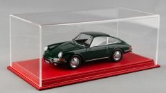 LYRD BOX 1:18 ÖLÇEK  RED MADONNA DERİ SERGİLEME STANDI - (BEYAZ DİKİŞ) LY121