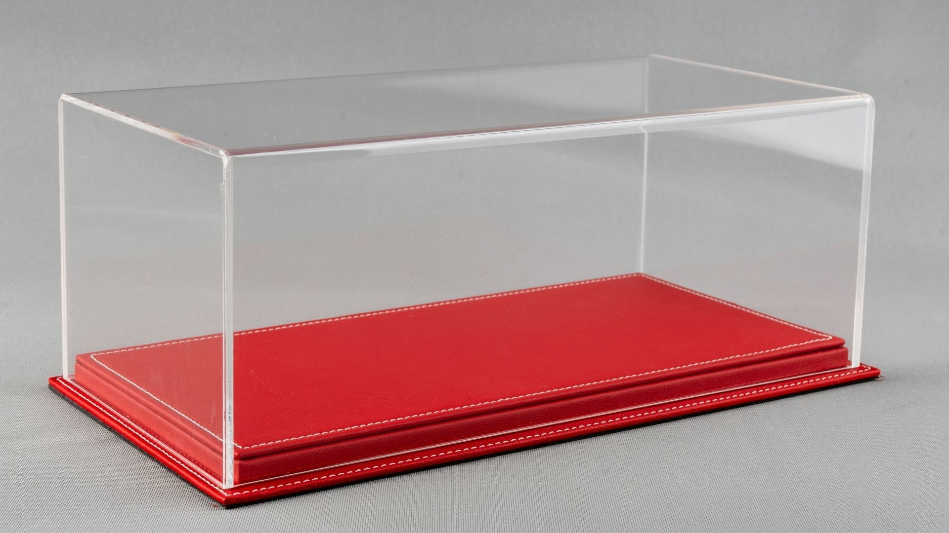 LYRD BOX 1:18 ÖLÇEK  RED MADONNA DERİ SERGİLEME STANDI - (BEYAZ DİKİŞ) LY121