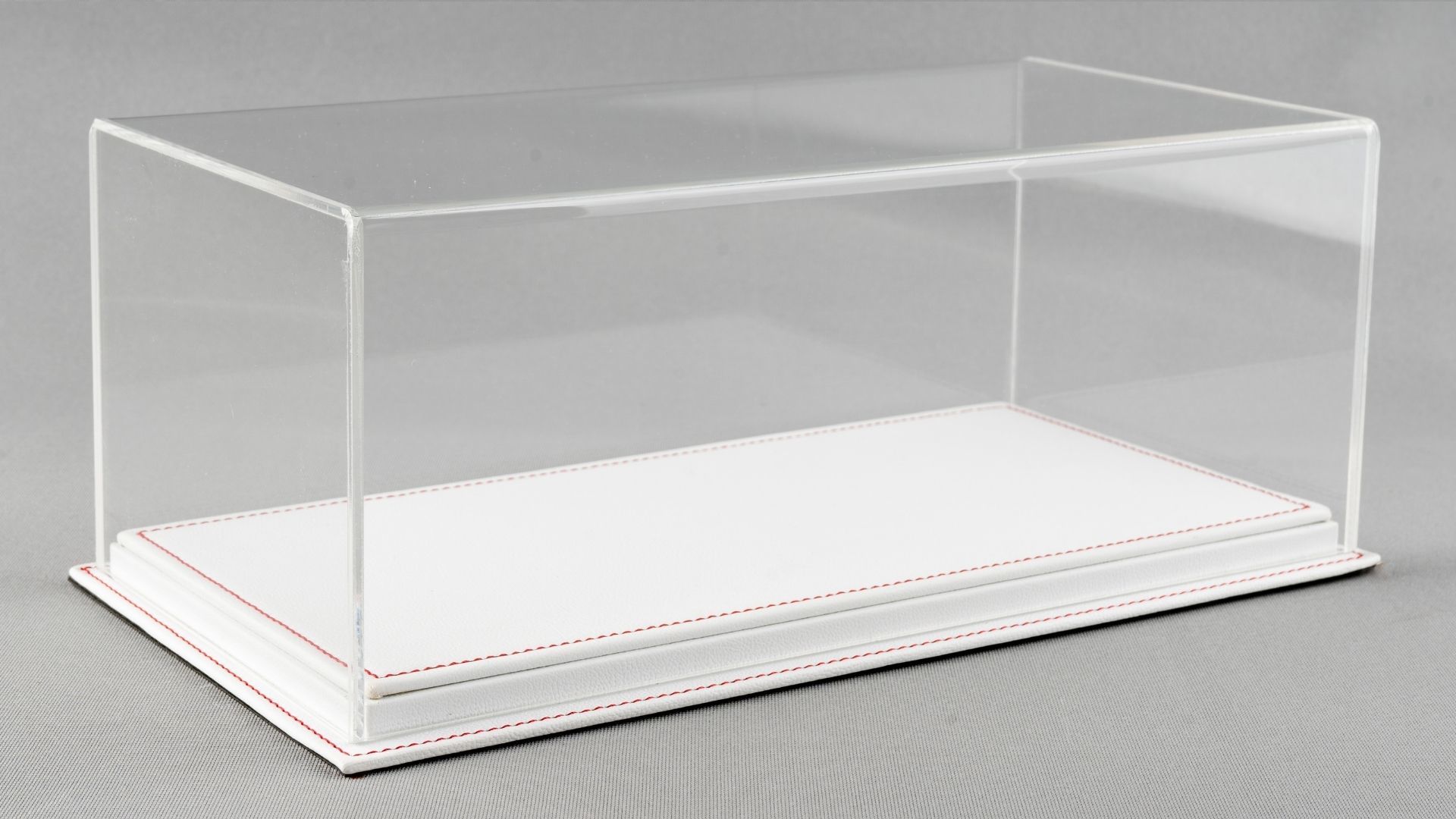 LYRD BOX 1:18 ÖLÇEK  FREEMONT WHITE DERİ SERGİLEME STANDI - (KIRMIZI DİKİŞ) LY124