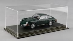 LYRD BOX 1:18 ÖLÇEK  CARBON GREEN DERİ SERGİLEME STANDI - (GRİ DİKİŞ) LY125