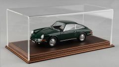 LYRD BOX 1:18 ÖLÇEK CARBON BAKIR DERİ SERGİLEME STANDI - (TURUNCU DİKİŞ) LY126