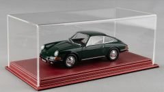 LYRD BOX 1:18 ÖLÇEK CARBON WINE RED DERİ SERGİLEME STANDI - (BEYAZ DİKİŞ) LY128