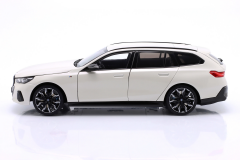 Ön Sipariş - 1/18 MINICHAMPS BMW i5 M60 Touring Year 2024 white metallic - 110023601