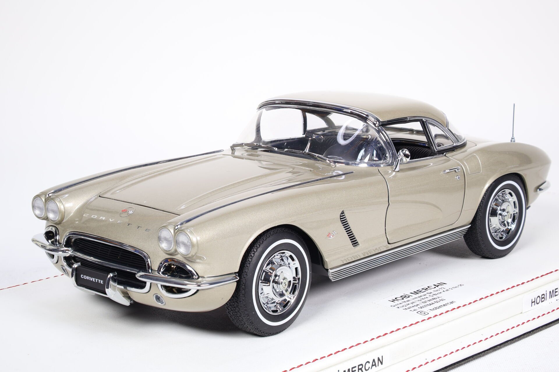 1/18 AUTOART - CHEVROLET - CORVETTE SPIDER HARD-TOP 1962
