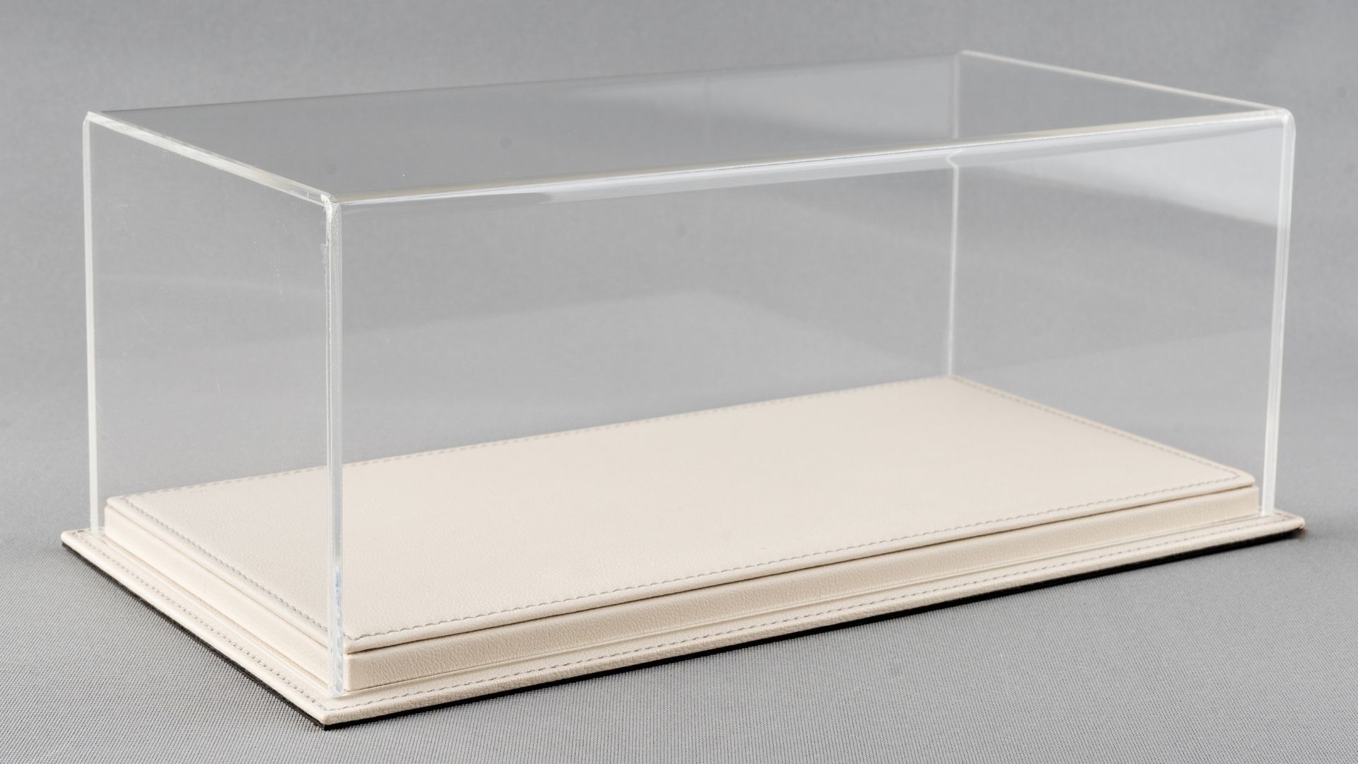 LYRD BOX 1:18 ÖLÇEK BEIGE DERİ SERGİLEME STANDI - (GRİ DİKİŞ) LY132