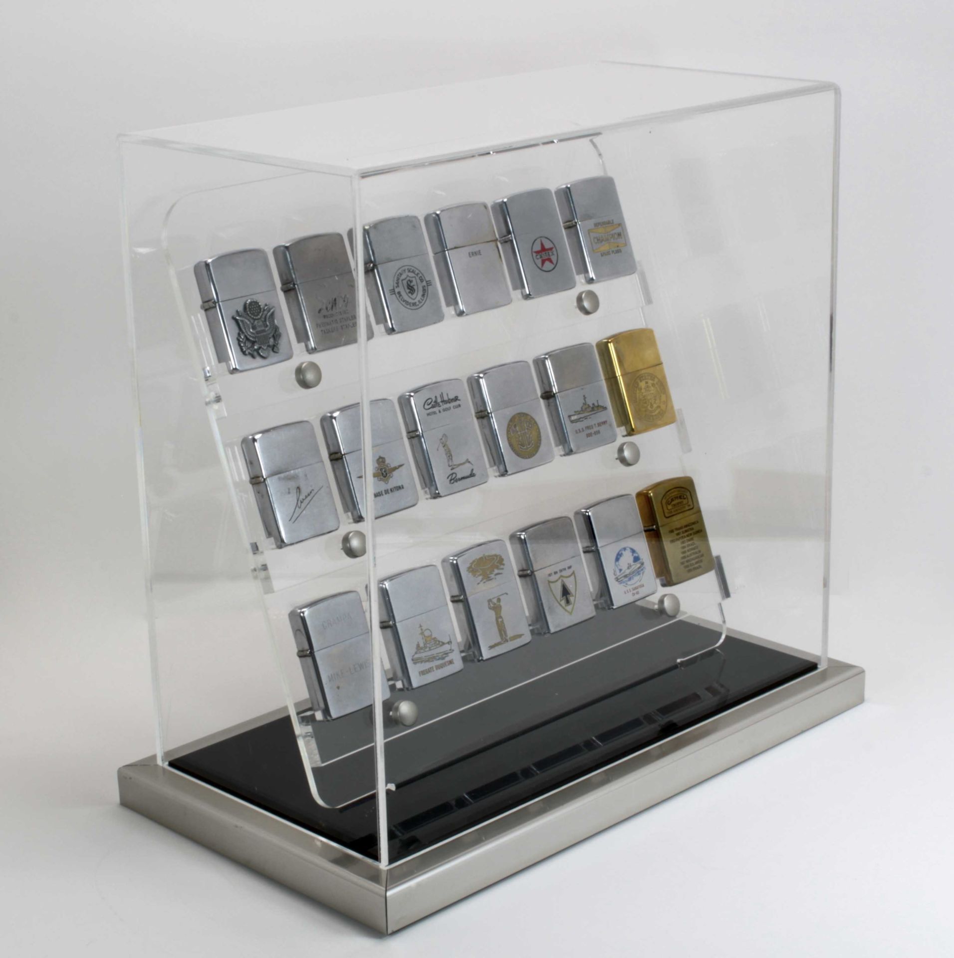 Zippo çakmaklar için set üstü sergileme ünitesi