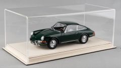 LYRD BOX 1:18 ÖLÇEK KIRIK BEYAZ DERİ SERGİLEME STANDI - (TURUNCU DİKİŞ) LY135