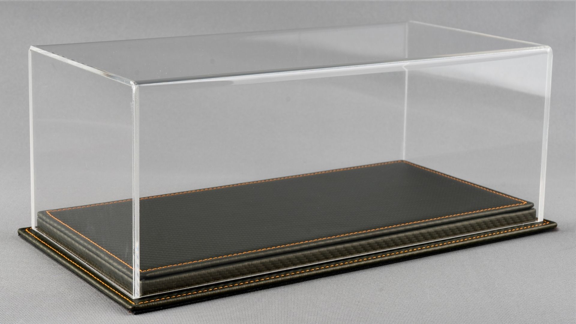 LYRD BOX 1:18 ÖLÇEK CARBON GREEN DERİ SERGİLEME STANDI - (TURUNCU DİKİŞ) LY136