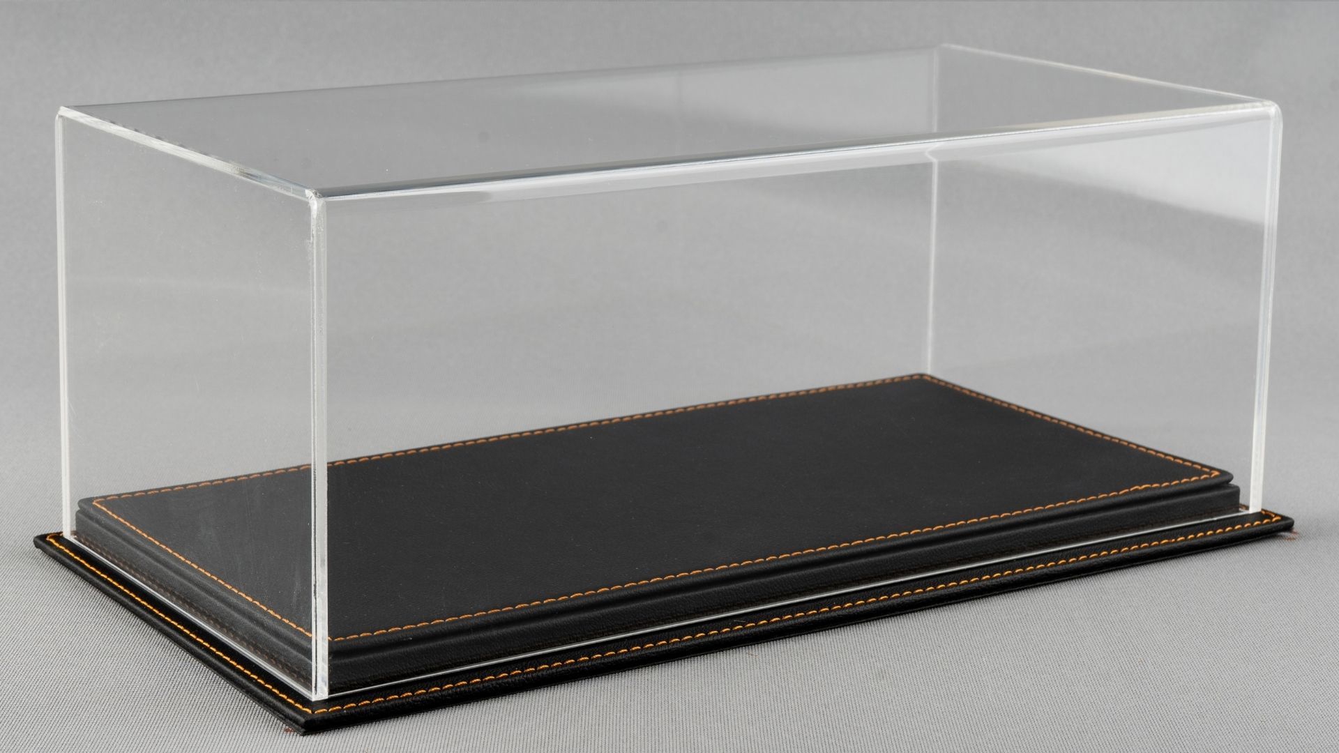 LYRD BOX 1:18 ÖLÇEK MATT BLACK DERİ SERGİLEME STANDI - (TURUNCU DİKİŞ) LY137