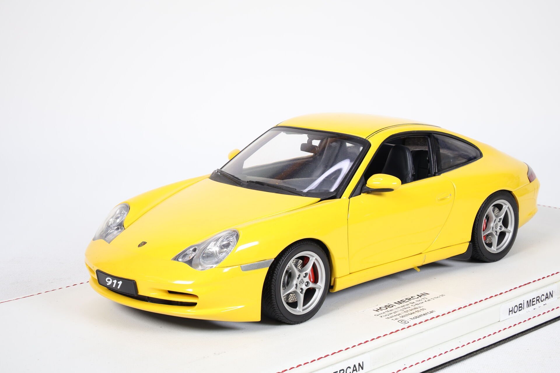 1/18 AUTOart PORSCHE CARRERA 911 COUPE (996)
