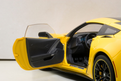 Ön Sipariş - 1/18 AUTOart Chevrolet Corvette C7 Z06 C7R Edition (Corvette Racing Yellow) - 71260