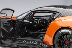 Ön Sipariş - 1/18 AUTOart Aston Martin Vulcan (Madagascar Orange) - 70264