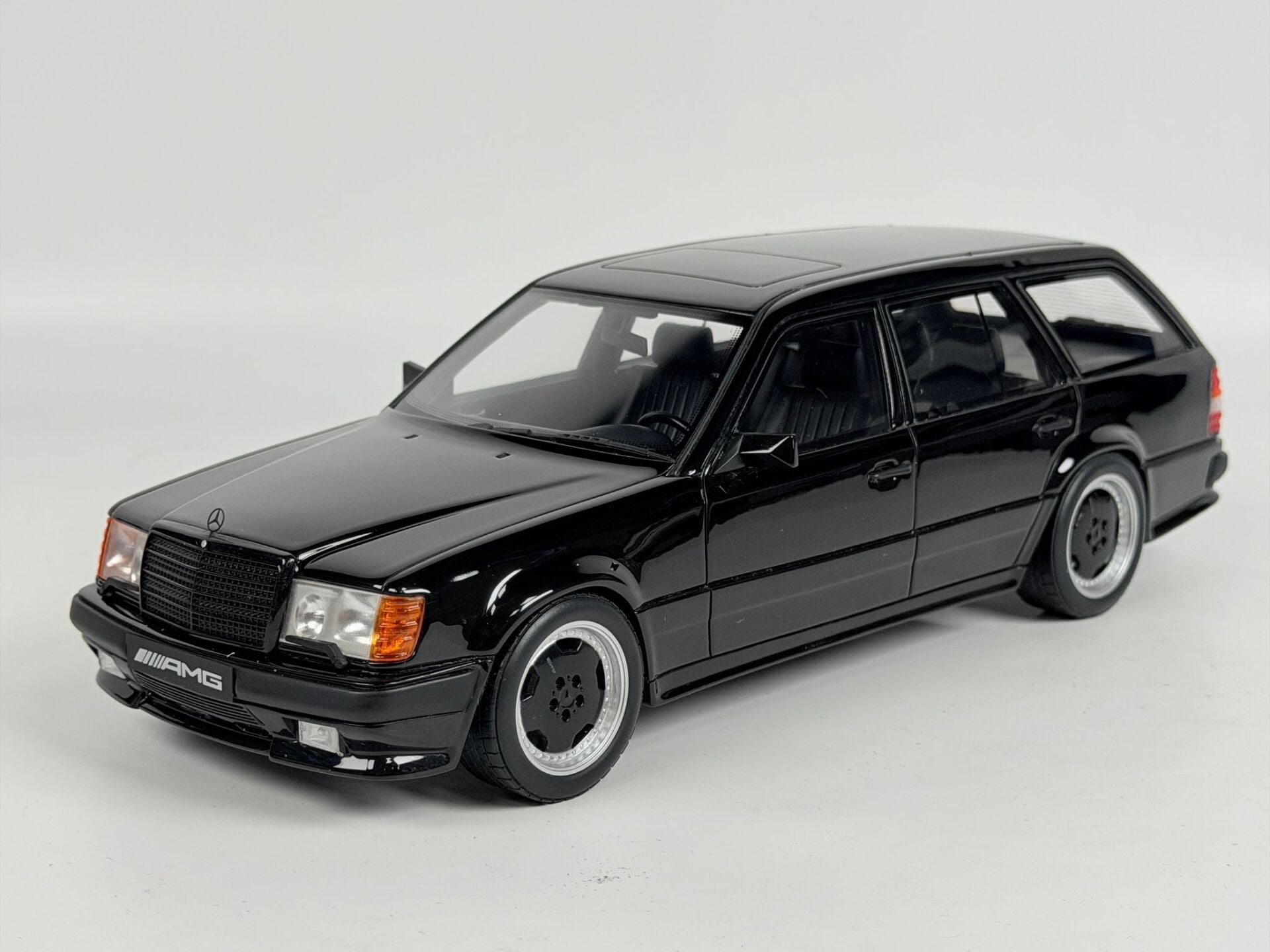 HATALI - 1/18 OTTO Mercedes-Benz S124 300TE AMG Black 040 1988 - OT147