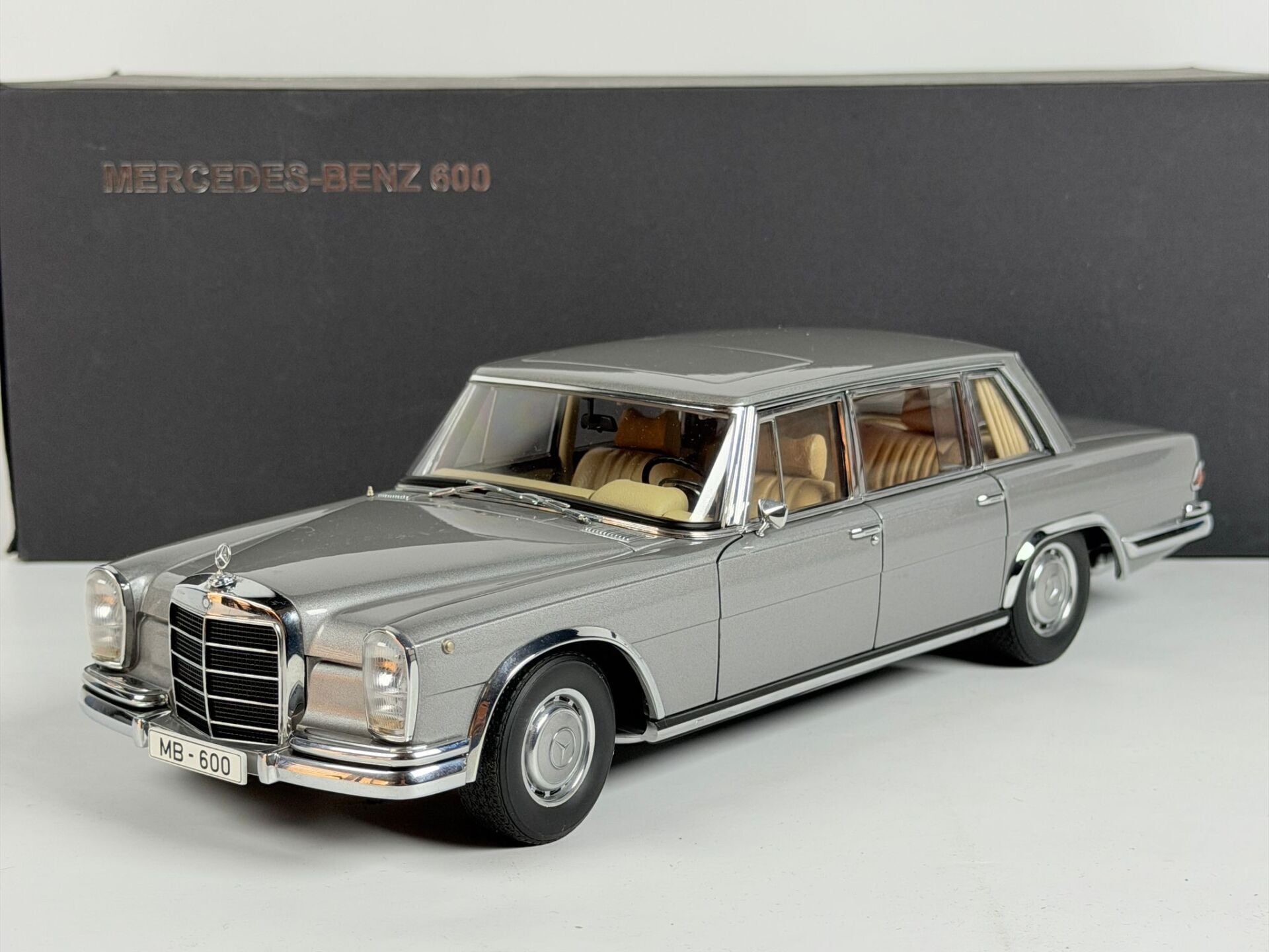 HATALI - 1/18 AUTOart Mercedes- Benz 600 SWB - Silver - 76191