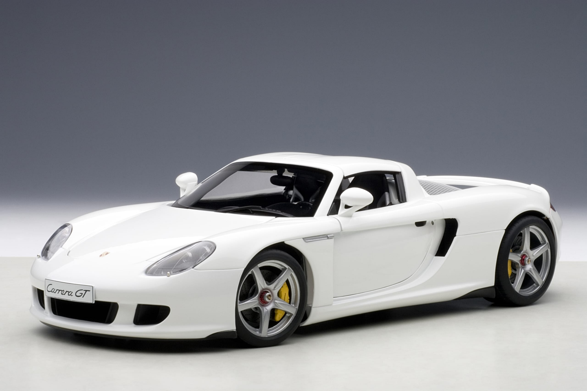 1/18 AUTOART Porsche Carrera GT 2003  (White) - 78045