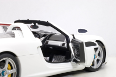 1/18 AUTOART Porsche Carrera GT 2003  (White) - 78045