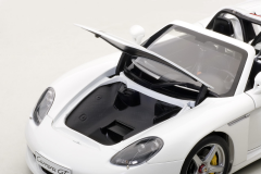 1/18 AUTOART Porsche Carrera GT 2003  (White) - 78045
