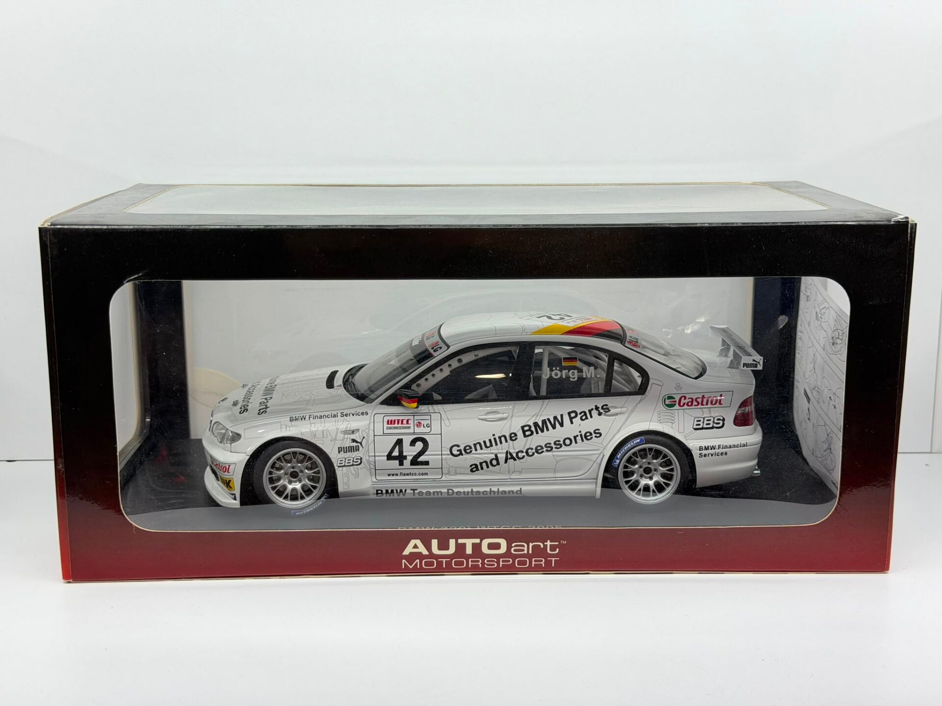 1/18 Autoart  Diecast 80542 - BMW 320i WTCC 2005 #42 J.Muller