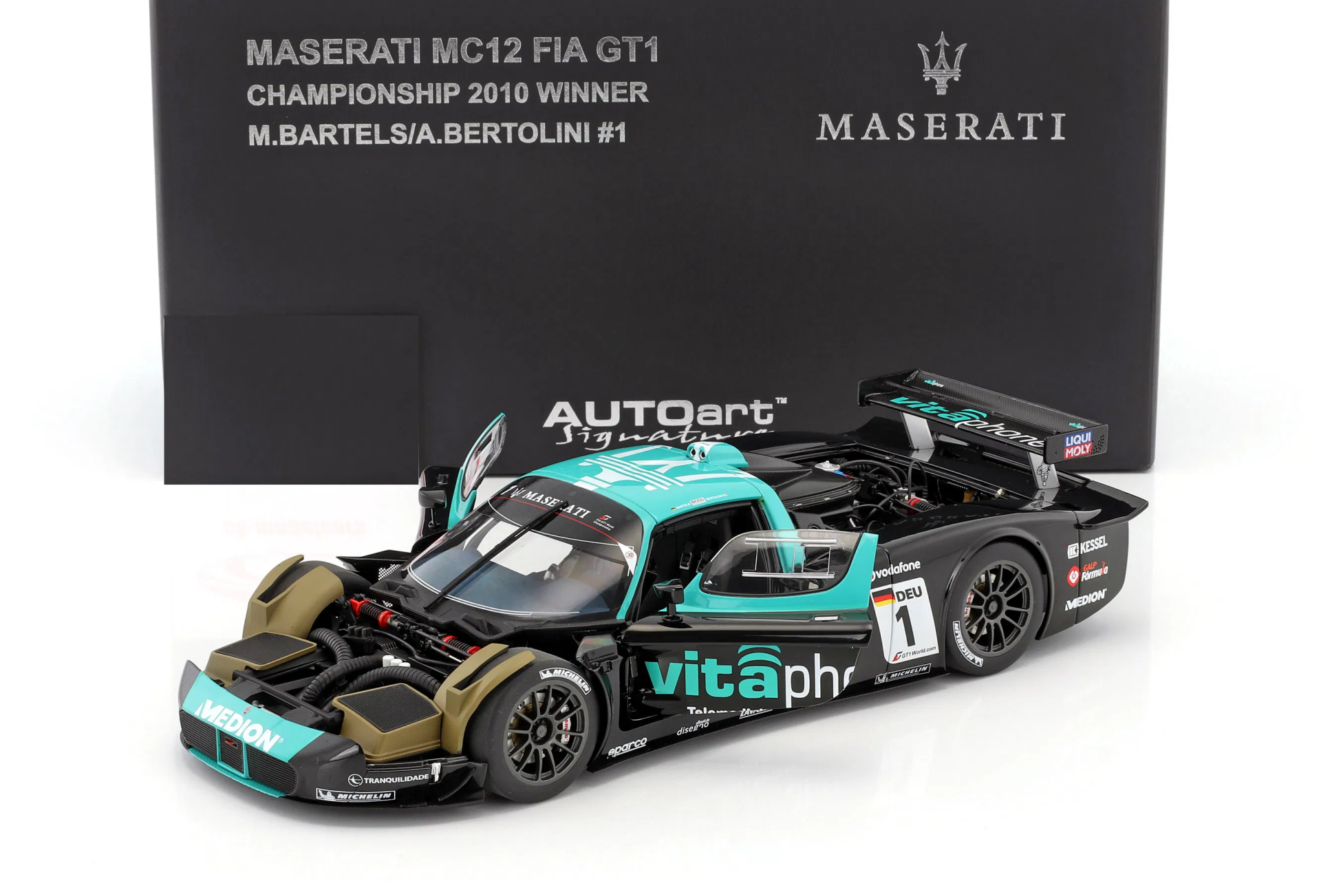 1/18 AUTOART - MASERATI - MC12 TEAM VITAPHONE N 1 FIA GT1 WORLD CHAMPION 2010 M.BARTELS - A.BERTOLIN