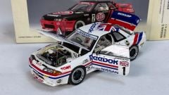 AUTOART - NISSAN - SKYLINE GT-R (R32) TEAM REEBOK N 1 GROUP A 1990 HASEMI - WITH DRIVER FIGURE