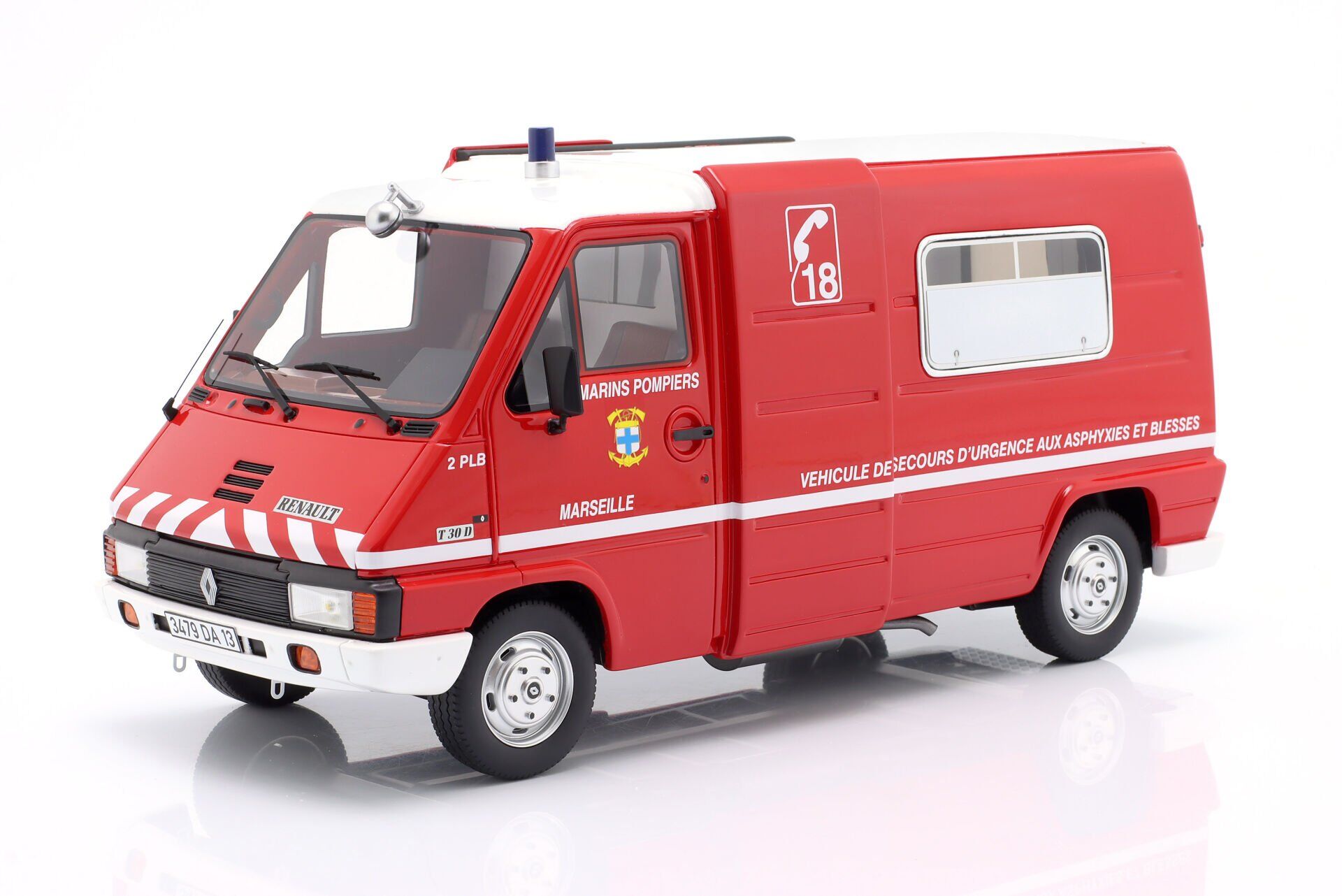 OTTO-MOBILE - RENAULT - MASTER T30D VAN VEHICULE DE SECOURS D'URGENCE AUX ASPHYXIES MARSEILLE MARINE SAPEURS POMPIERS 1980