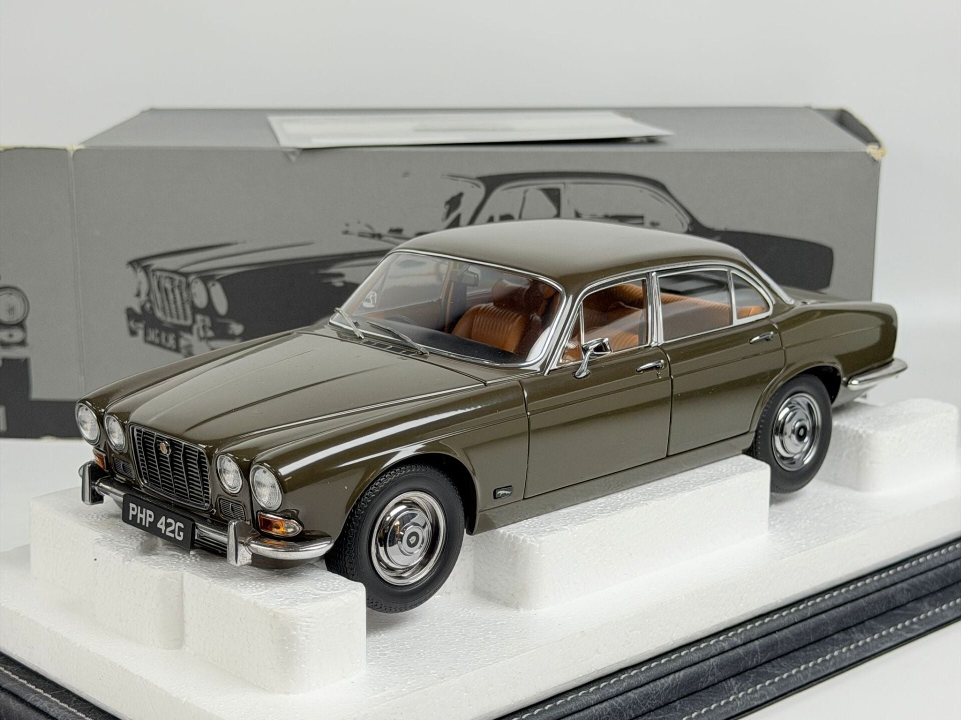 1/18 PARAGON Jaguar XJ6 4.2L Sable Brown - 2011004