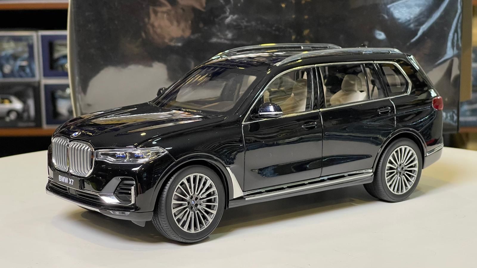 KYOSHO - BMW - X7 (G07) 2019