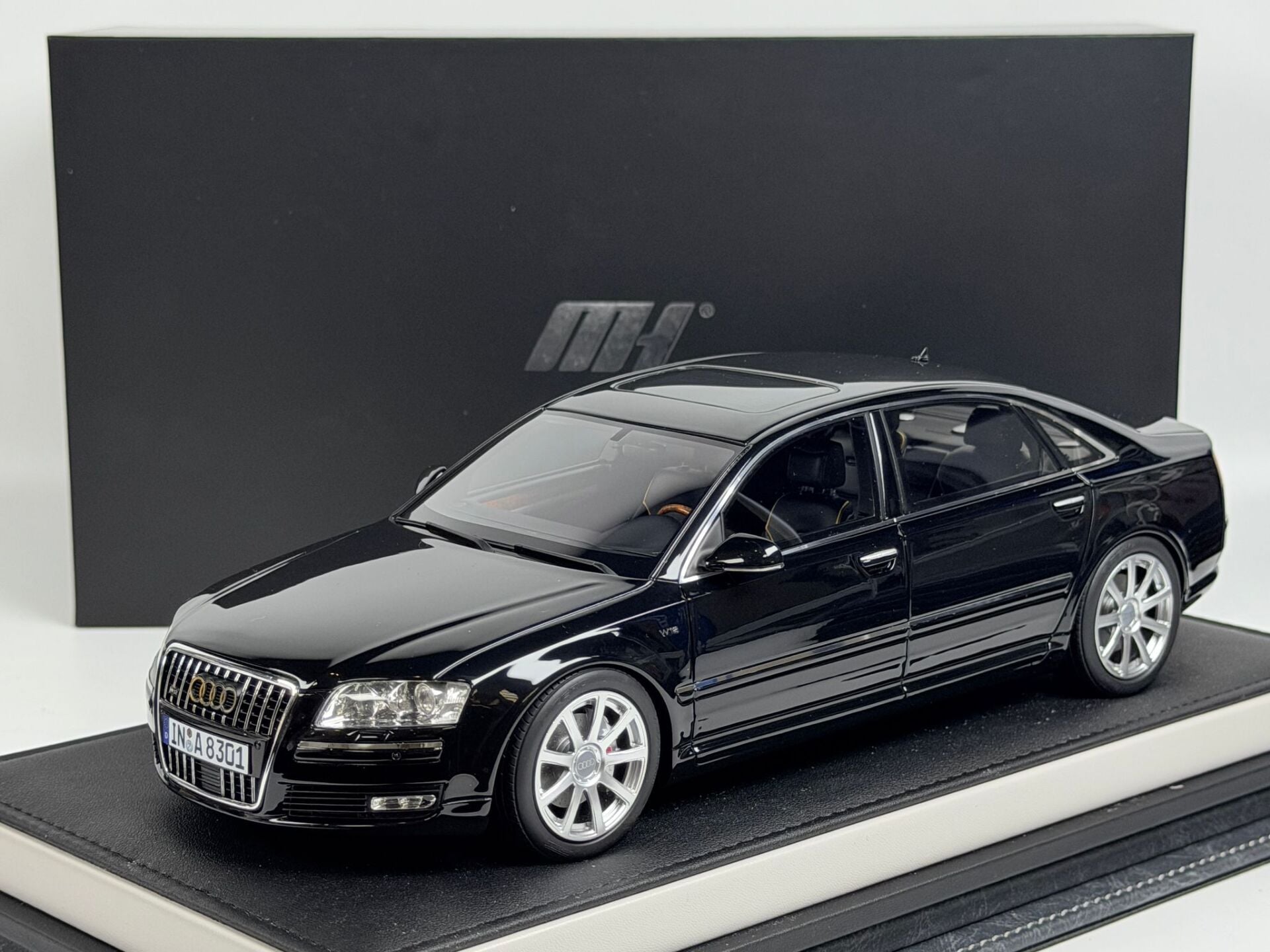 HATALI - 1/18 Motorhelix Audi A8L W12 2008
